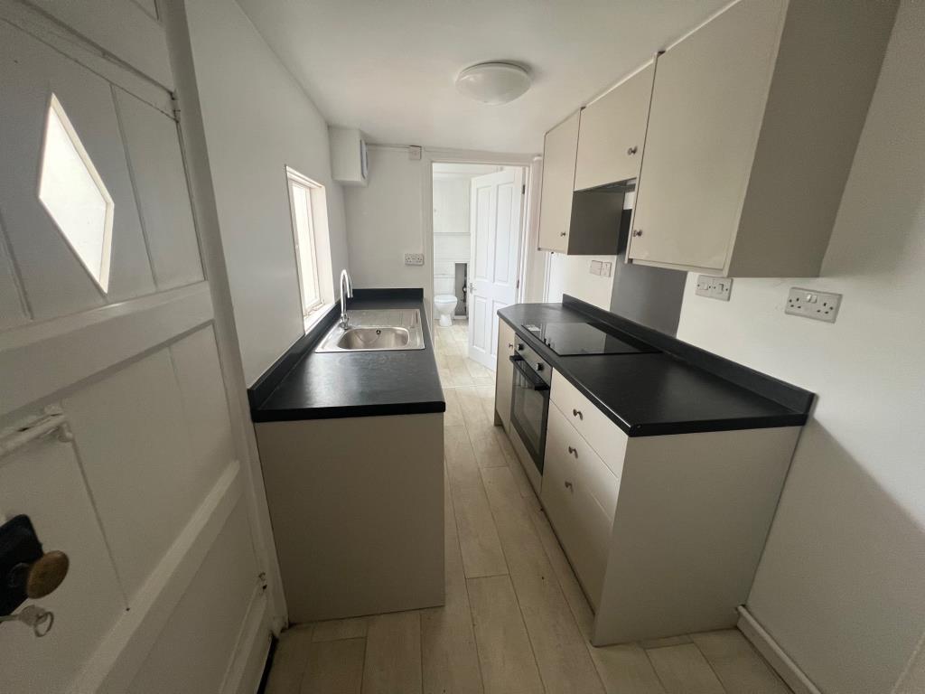 Lot: 143 - THREE-BEDROOM HOUSE IN TOWN CENTRE LOCATION - galley style kitchen